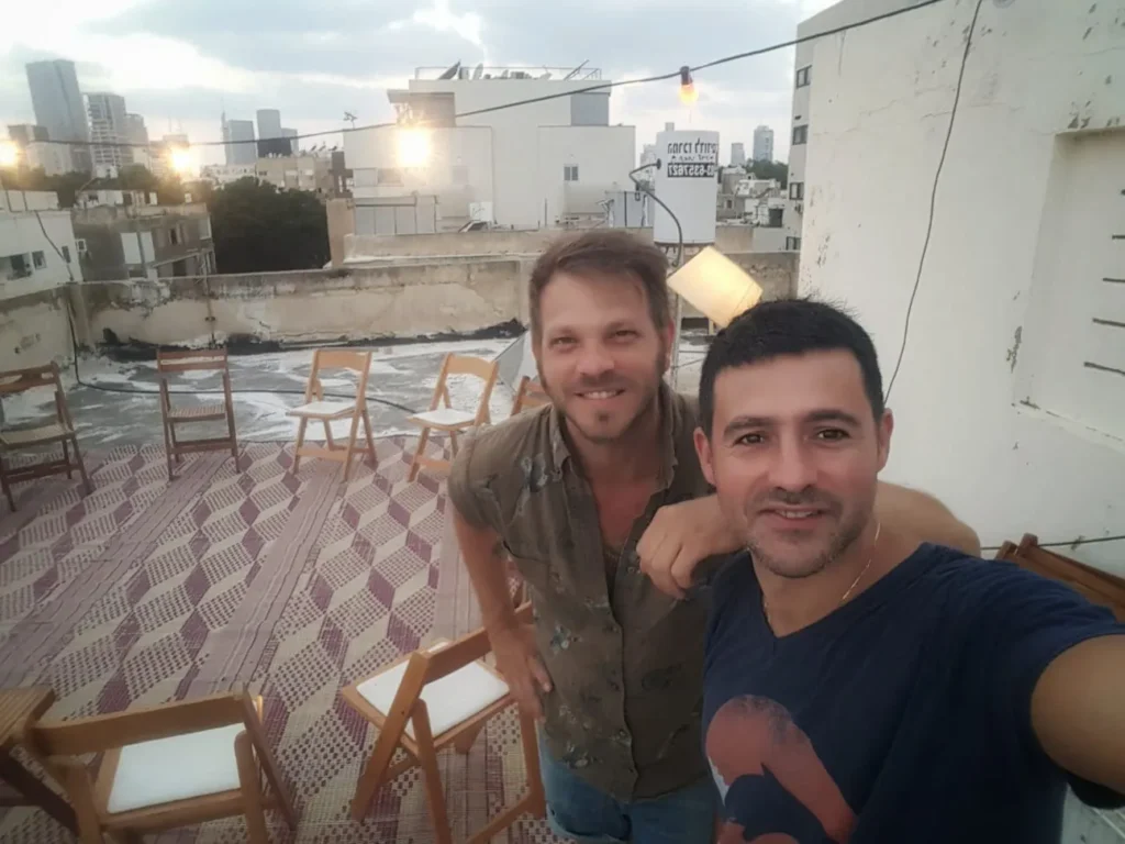 גדעון איגרא ועומר ברנע על גג בתל אביב